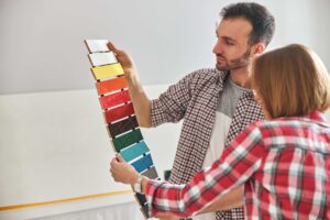 To mennesker står og ser på en fargepalett